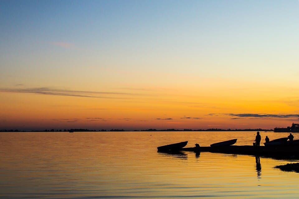 Atardecer sobre la laguna de Chascomús